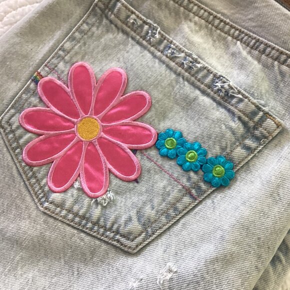 American Eagle Womens Size 6 Embroidered Distressed Denim Shorts Floral Pocket P - Picture 8 of 12